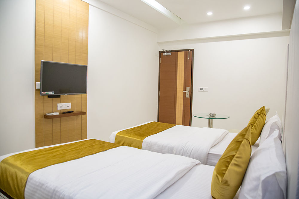 Hotel Orange International Surat Exterior foto