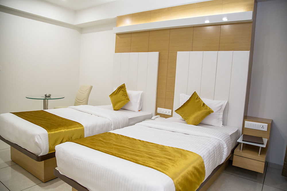 Hotel Orange International Surat Exterior foto