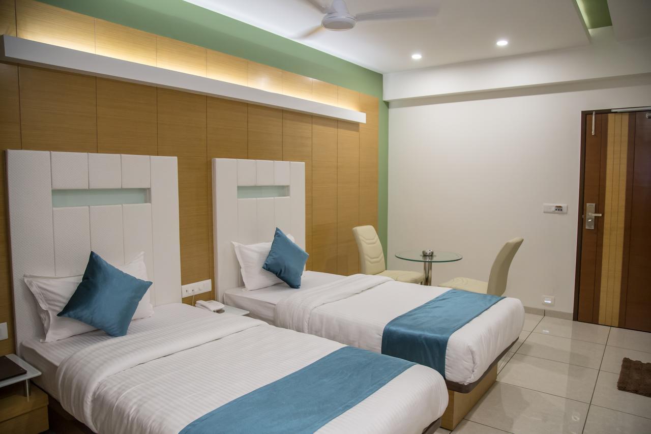 Hotel Orange International Surat Exterior foto