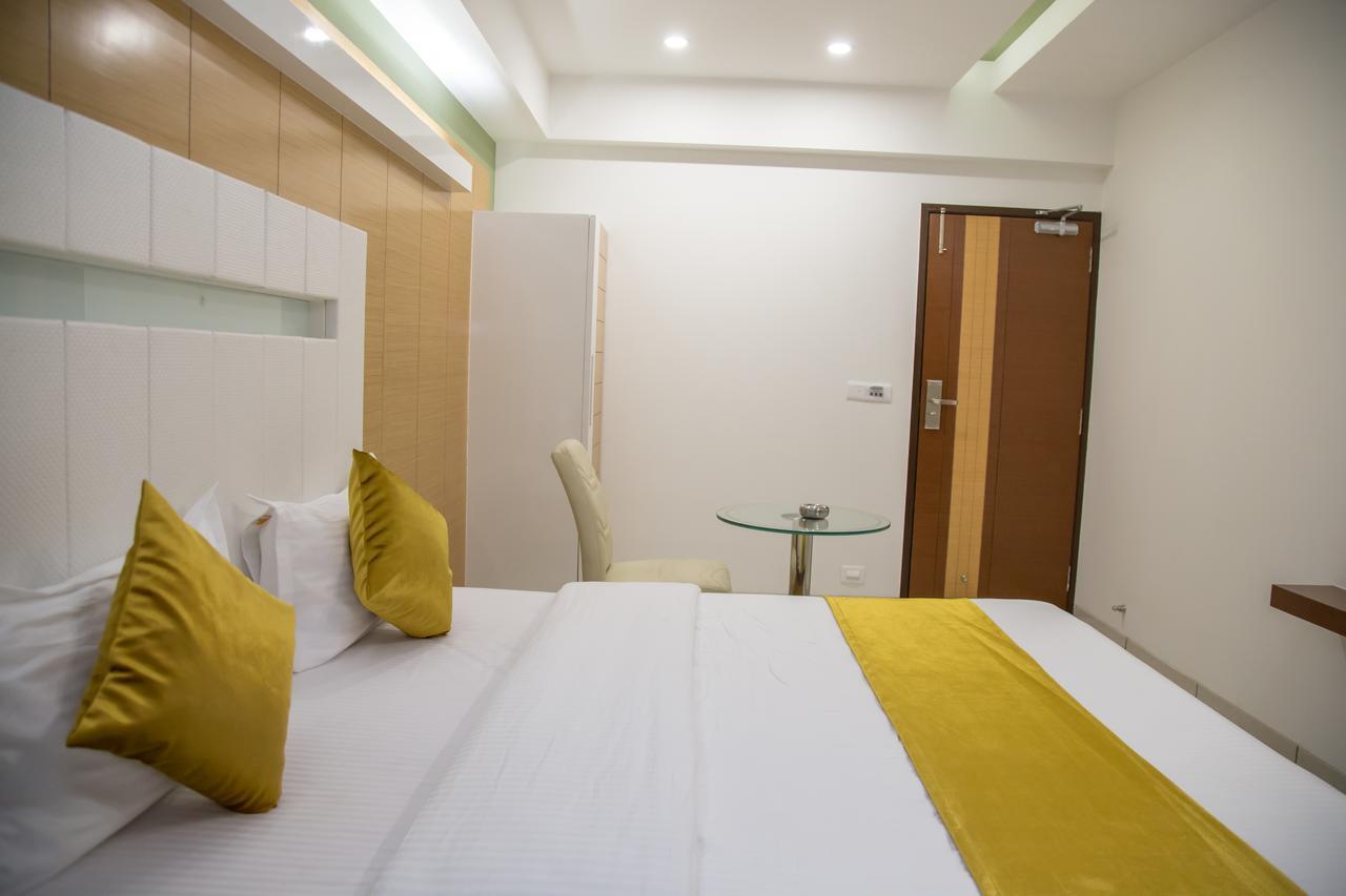 Hotel Orange International Surat Exterior foto