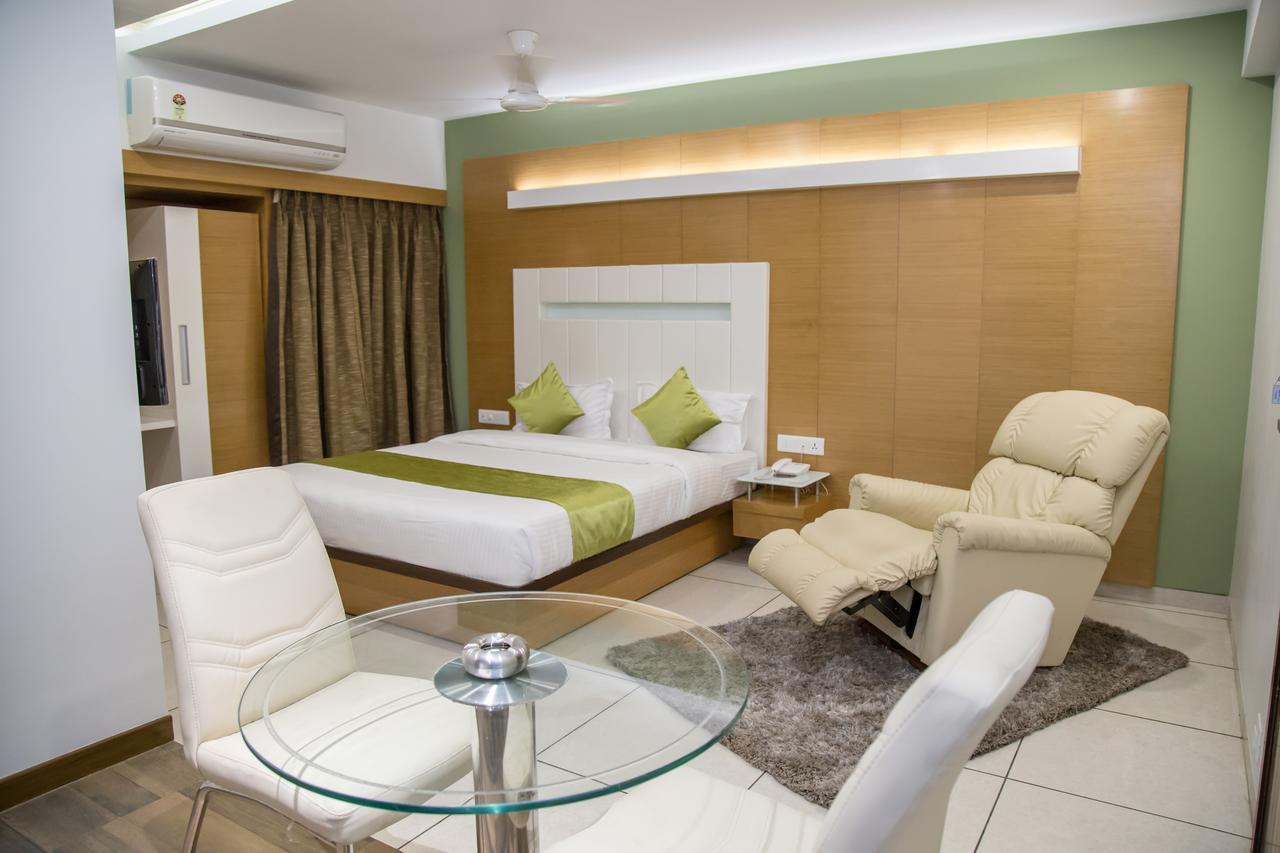 Hotel Orange International Surat Exterior foto