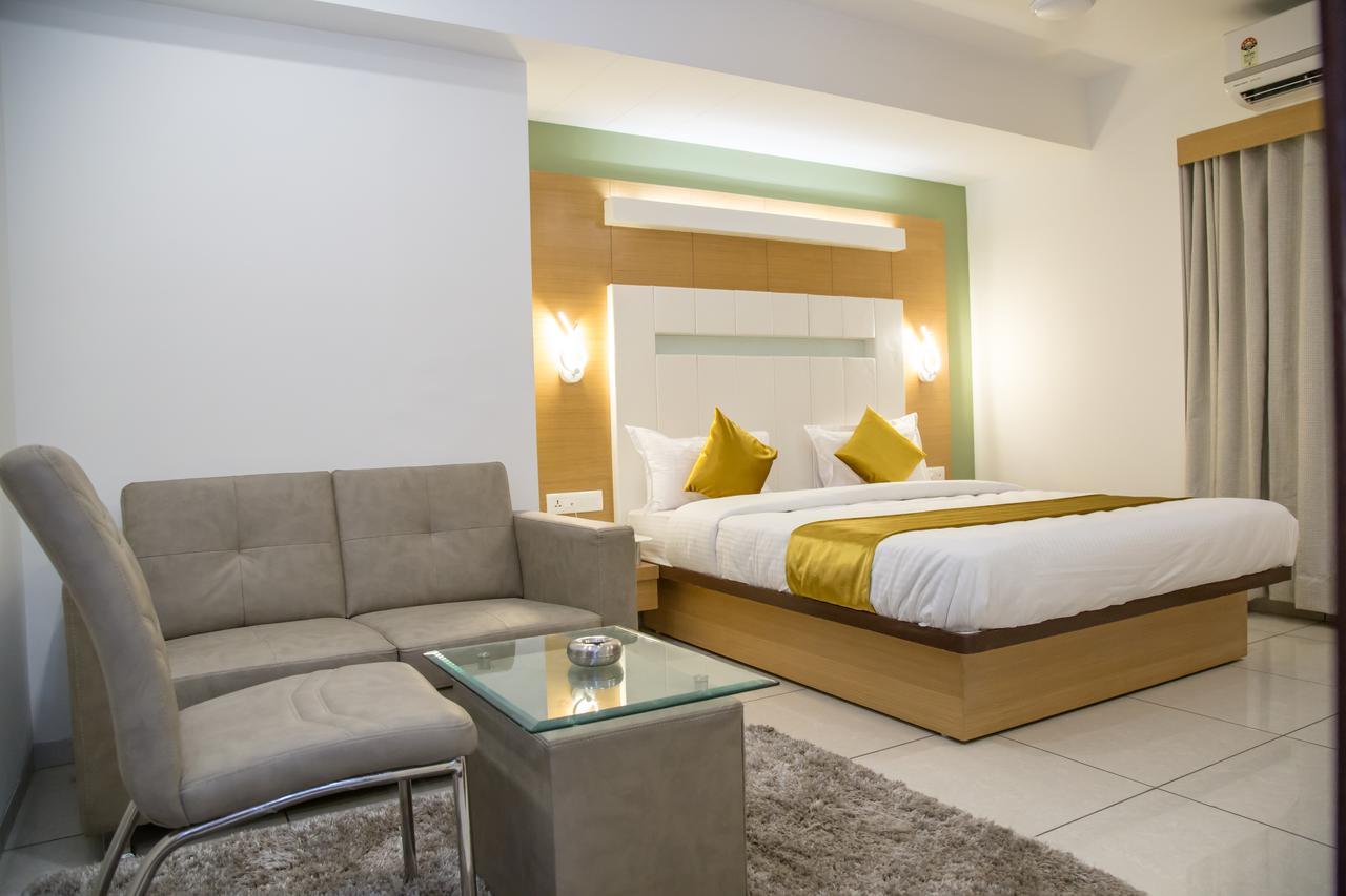 Hotel Orange International Surat Exterior foto