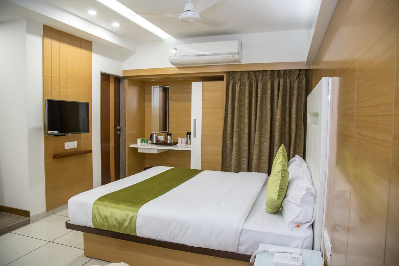 Hotel Orange International Surat Exterior foto