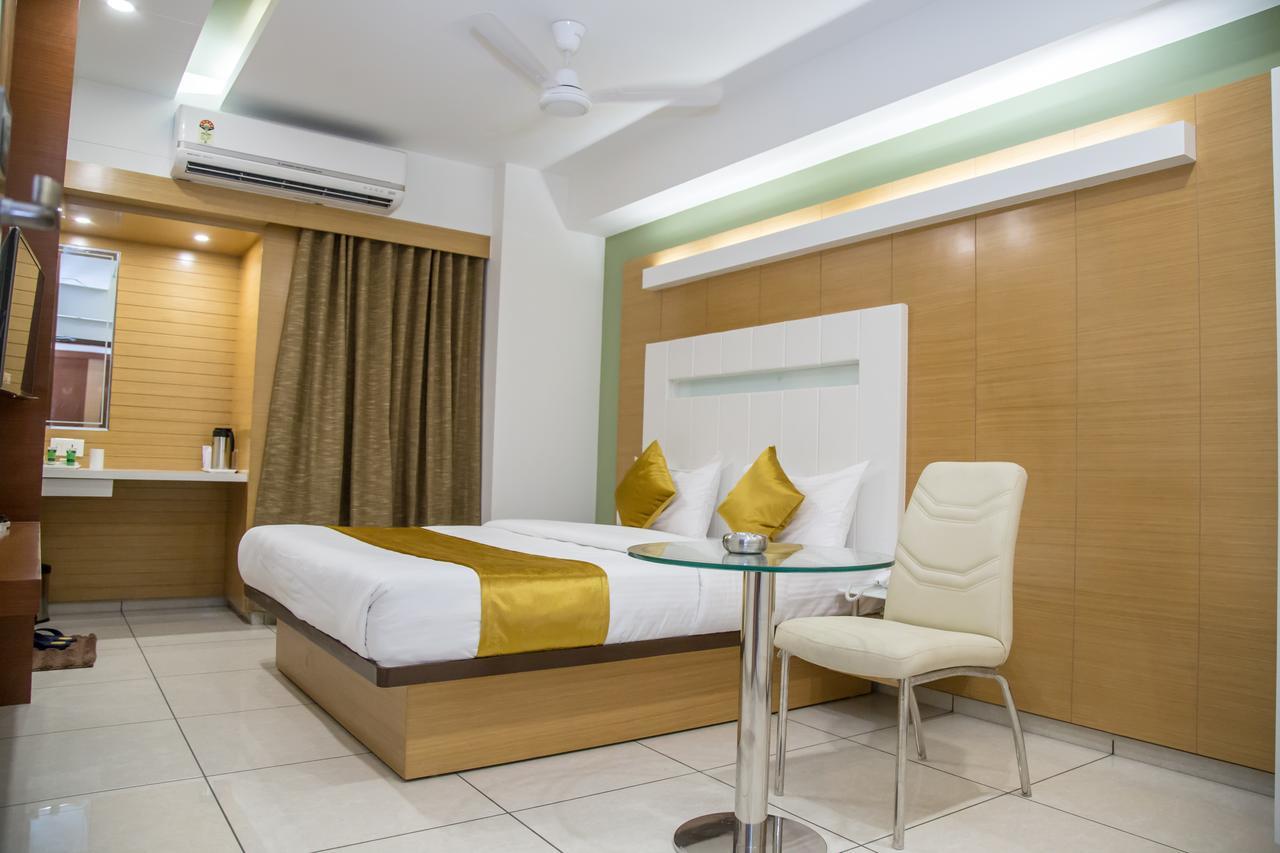 Hotel Orange International Surat Exterior foto