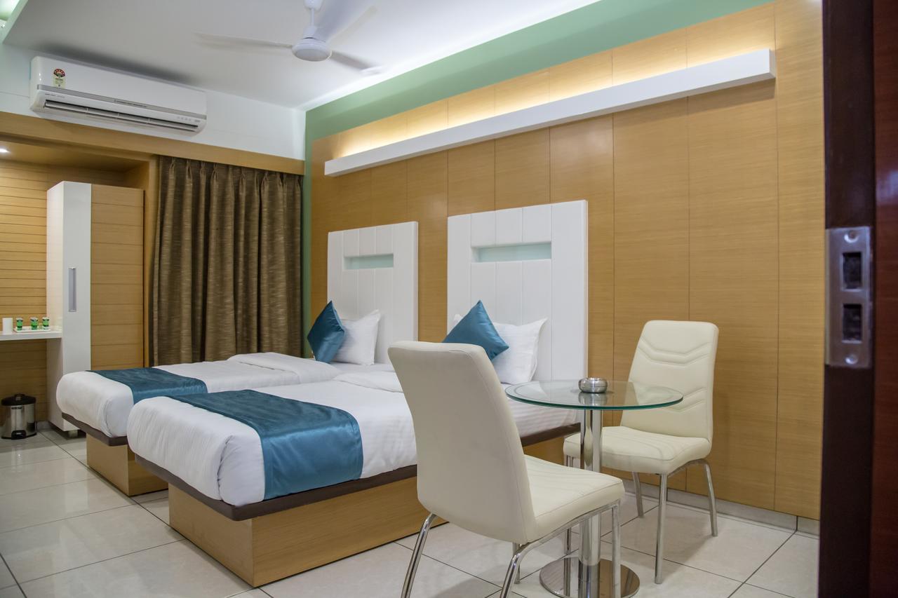 Hotel Orange International Surat Exterior foto