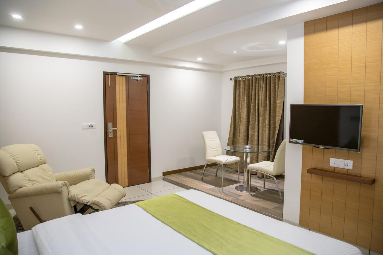 Hotel Orange International Surat Exterior foto