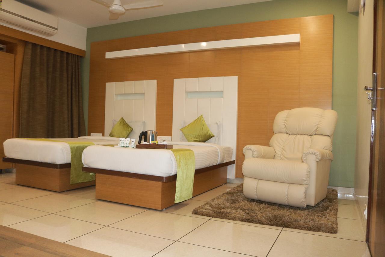 Hotel Orange International Surat Exterior foto