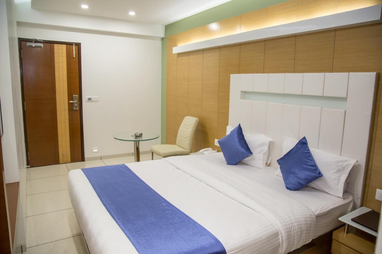 Hotel Orange International Surat Exterior foto