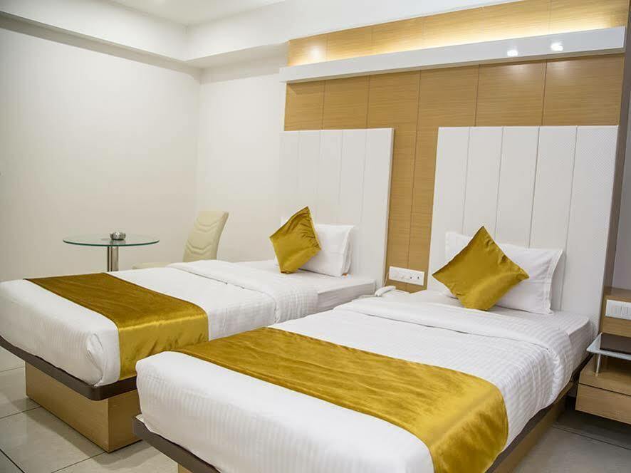 Hotel Orange International Surat Exterior foto