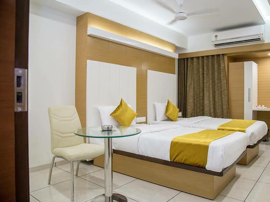 Hotel Orange International Surat Exterior foto