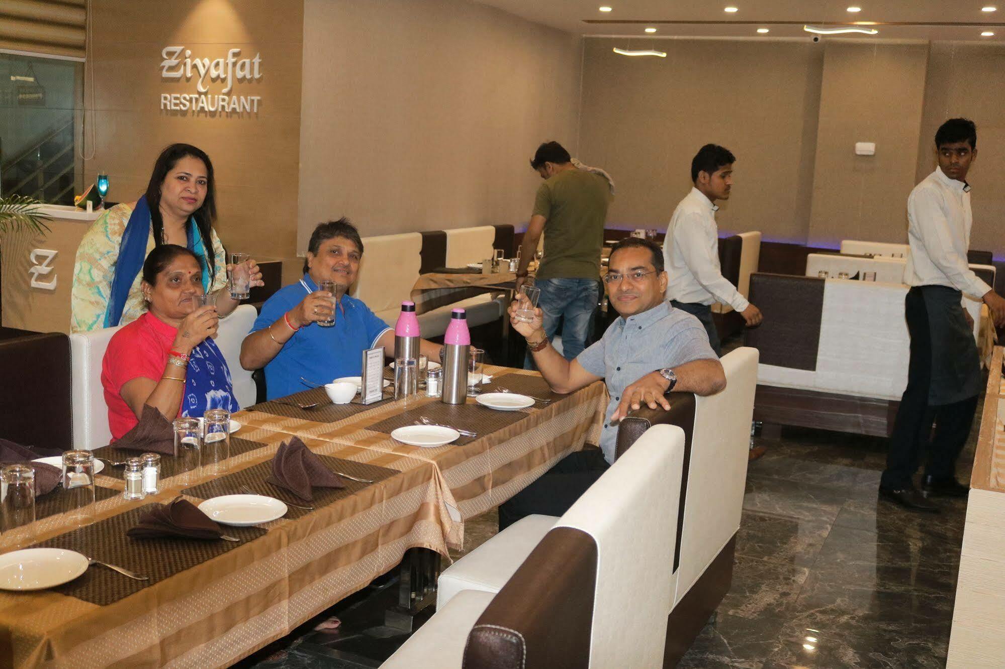 Hotel Orange International Surat Exterior foto