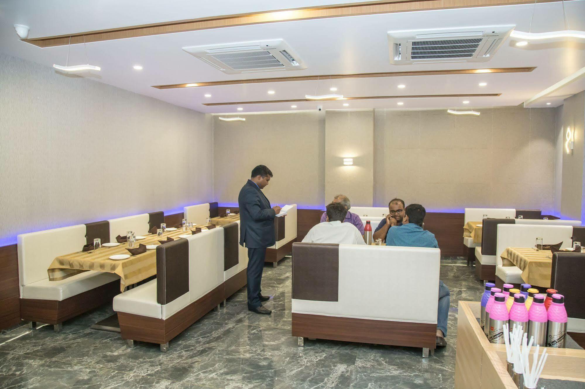 Hotel Orange International Surat Exterior foto
