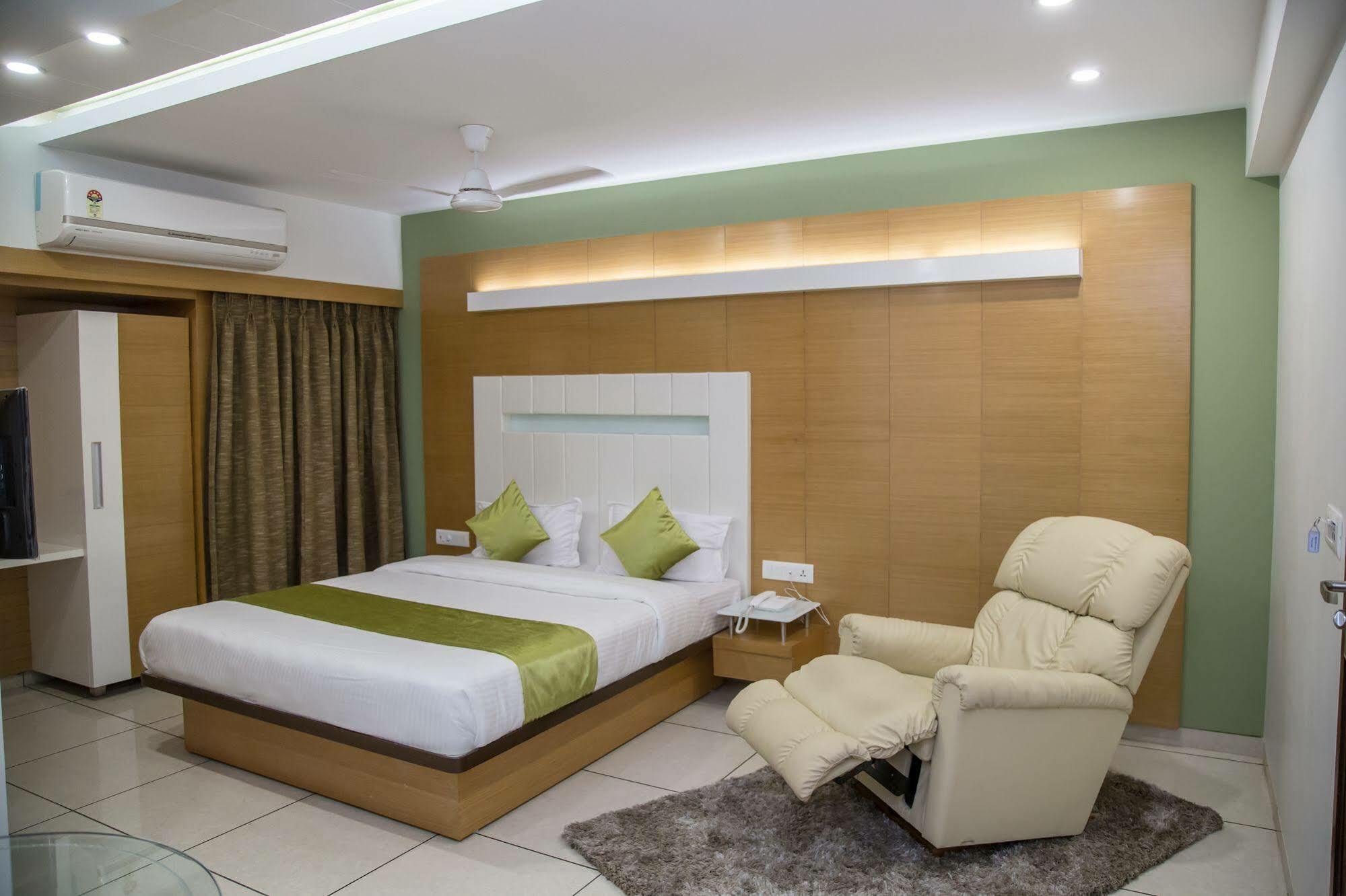 Hotel Orange International Surat Exterior foto