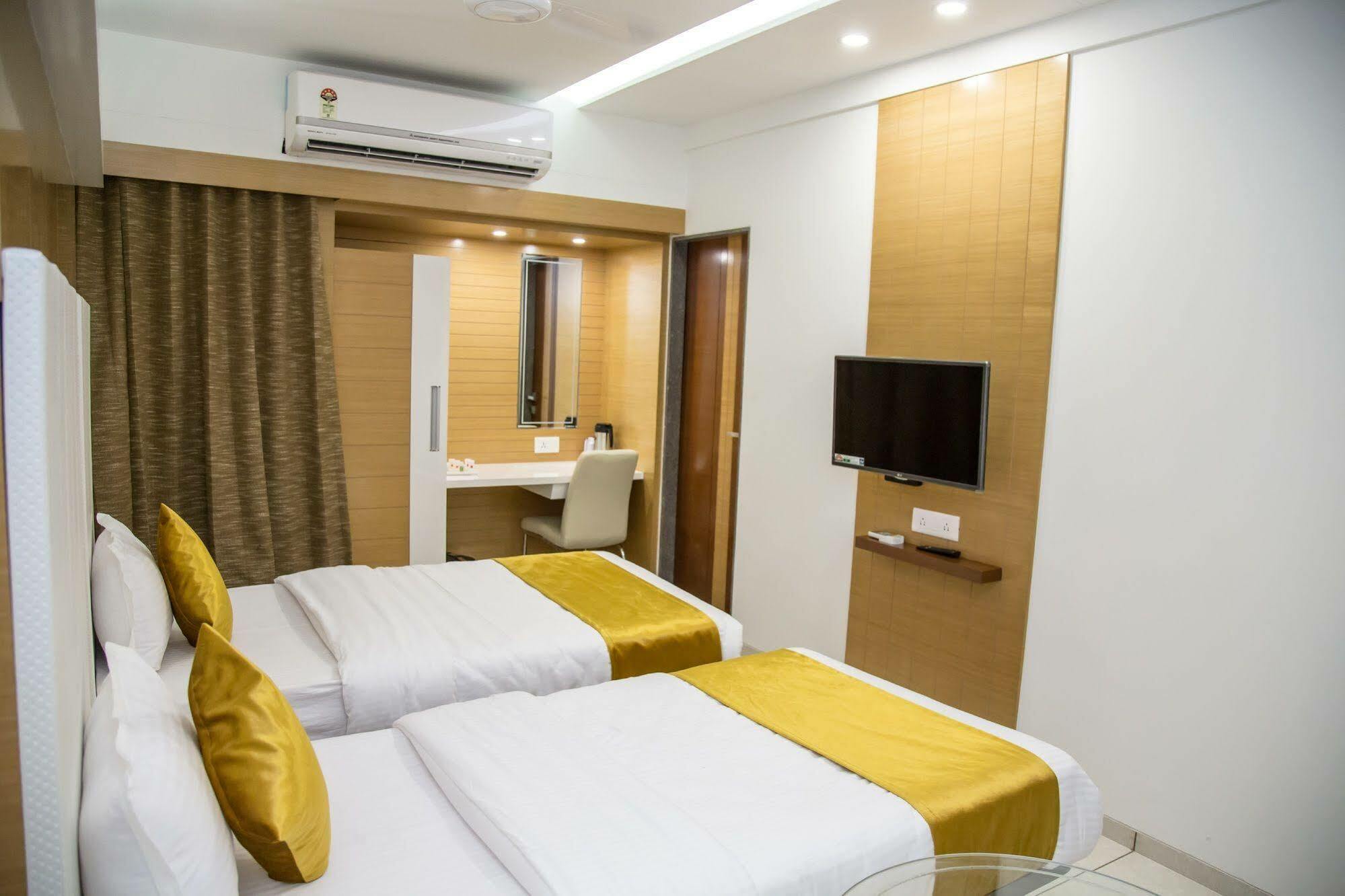 Hotel Orange International Surat Exterior foto