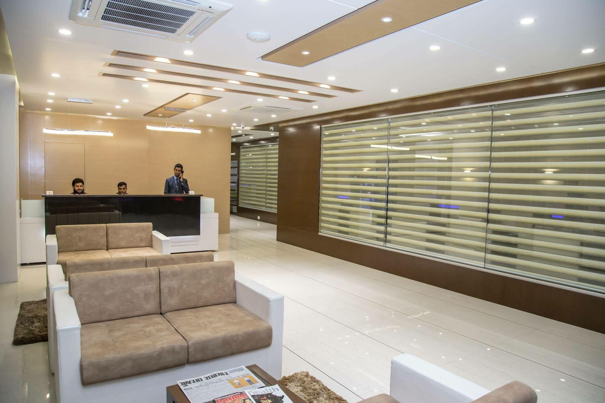 Hotel Orange International Surat Exterior foto