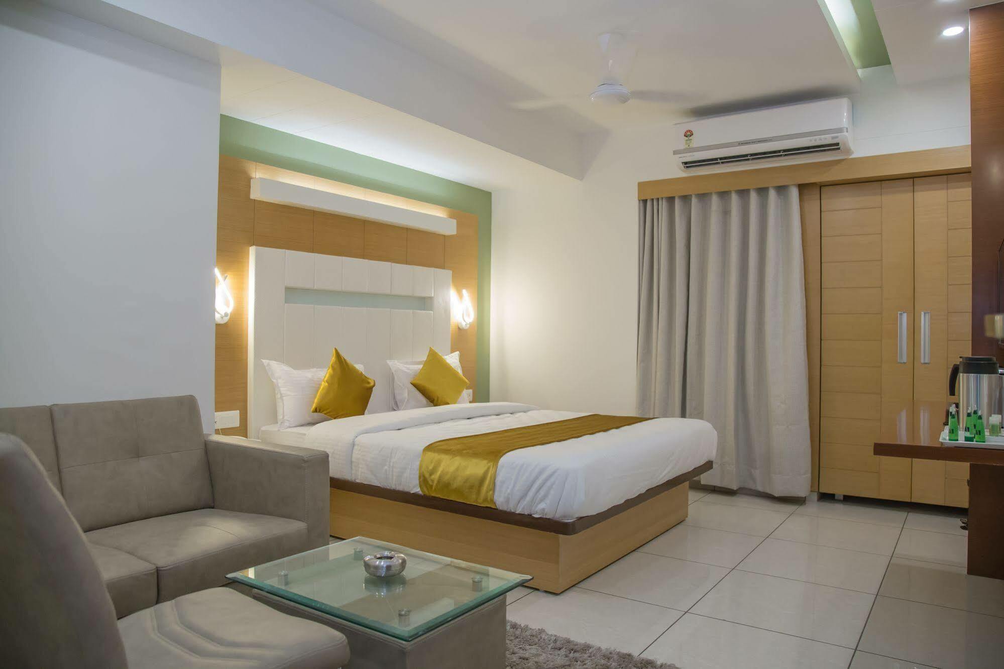 Hotel Orange International Surat Exterior foto