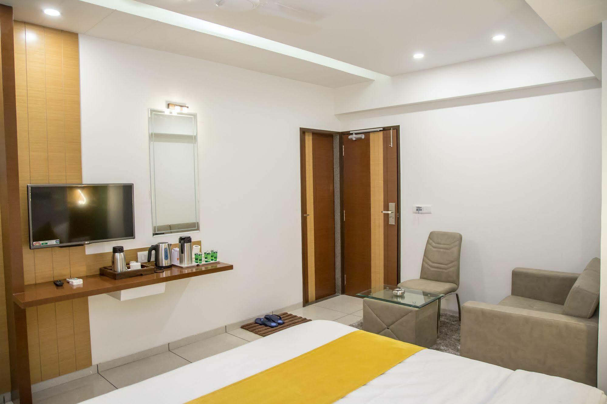 Hotel Orange International Surat Exterior foto