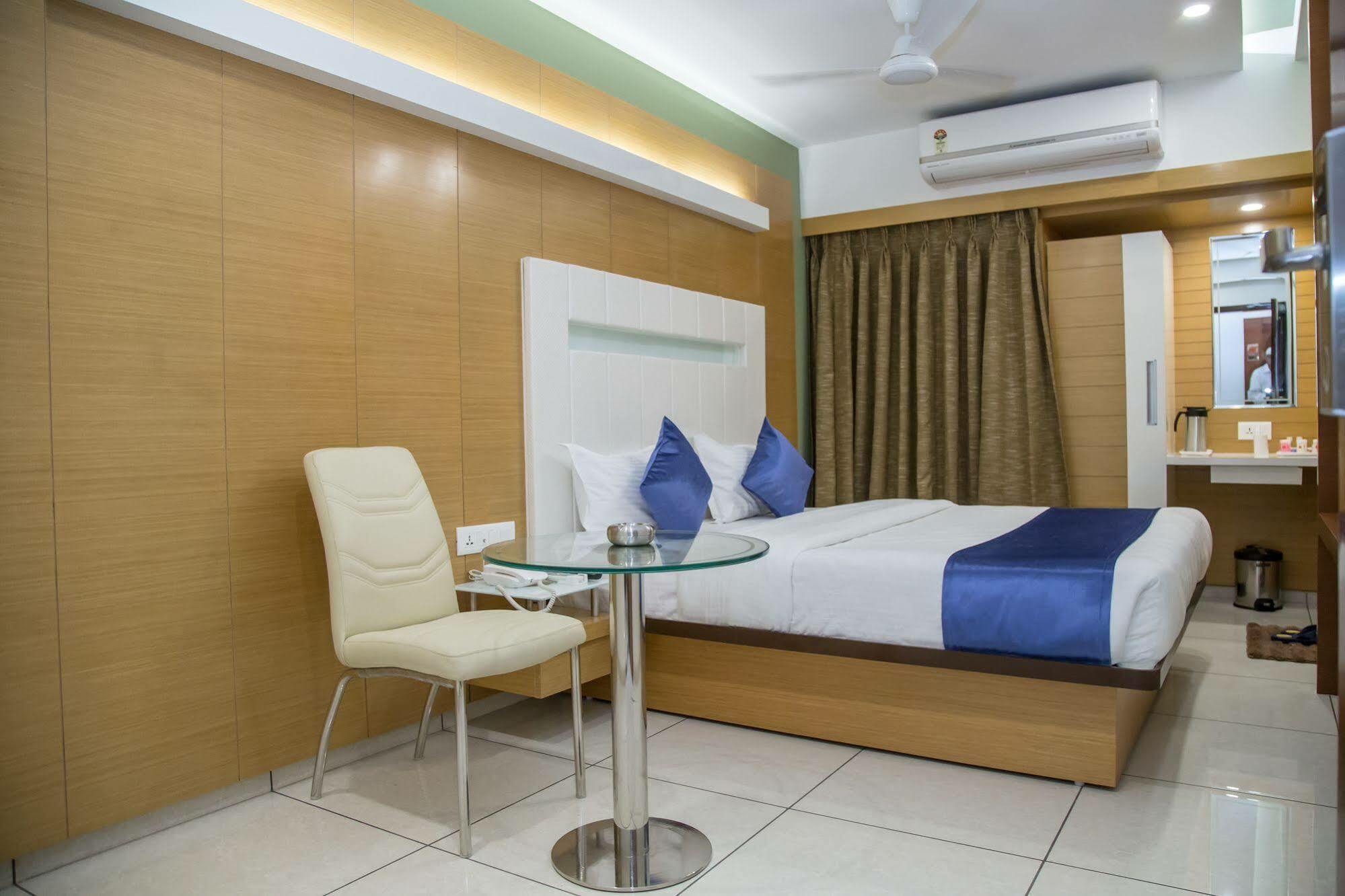Hotel Orange International Surat Exterior foto