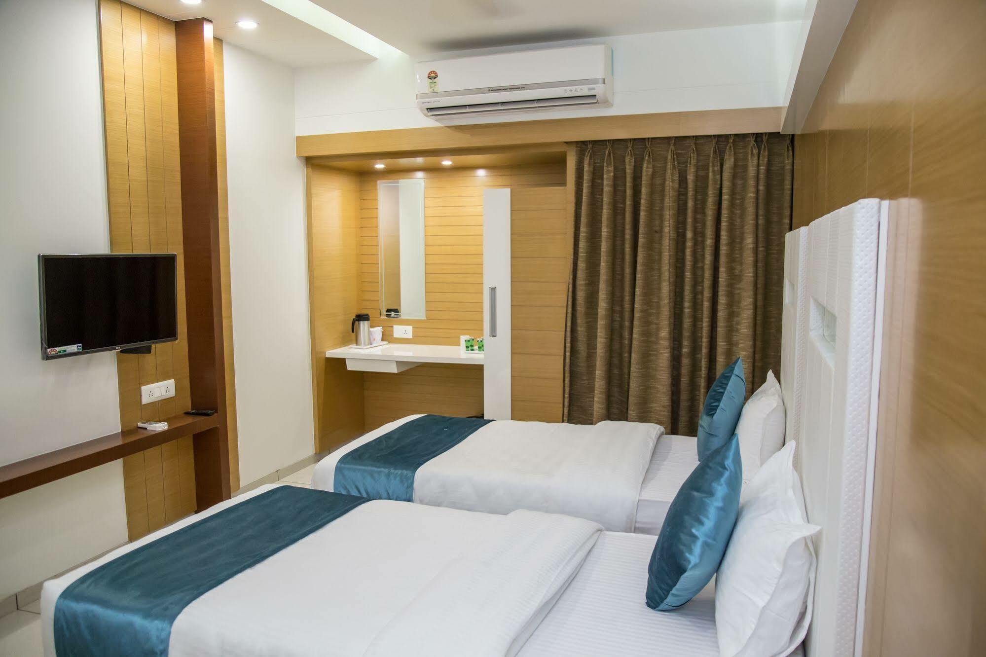 Hotel Orange International Surat Exterior foto